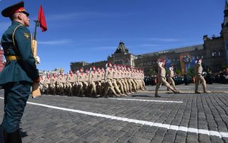 俄女兵亮相红场：短裙军装 英姿飒爽
