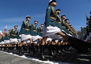 俄女兵亮相红场：短裙军装 英姿飒爽